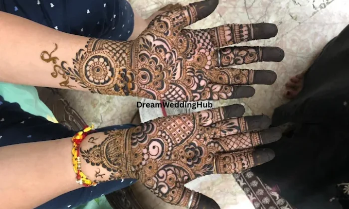 Tahoora mehandi artist